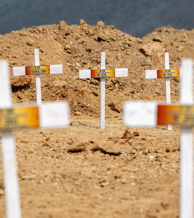 Venezuela: La Guaira: Auf einem Feld stehen Kreuze. Hier wurden unidentifizierte Opfer des Erdbebens begraben.