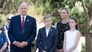 Auf dem Bild zu sehen ist: Fürst Albert II. von Monaco, Fürstin Charlène von Monaco, Prinz Jacques von Monaco, Marquis des Baux, und Prinzessin Gabriella von Monaco während ihres offiziellen Besuchs in Les Baux-de-Provence.