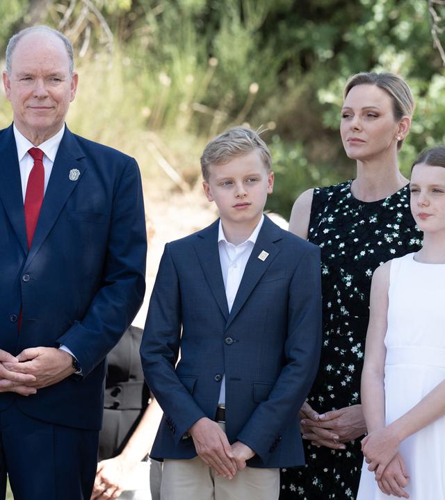 Auf dem Bild zu sehen ist: Fürst Albert II. von Monaco, Fürstin Charlène von Monaco, Prinz Jacques von Monaco, Marquis des Baux, und Prinzessin Gabriella von Monaco während ihres offiziellen Besuchs in Les Baux-de-Provence.