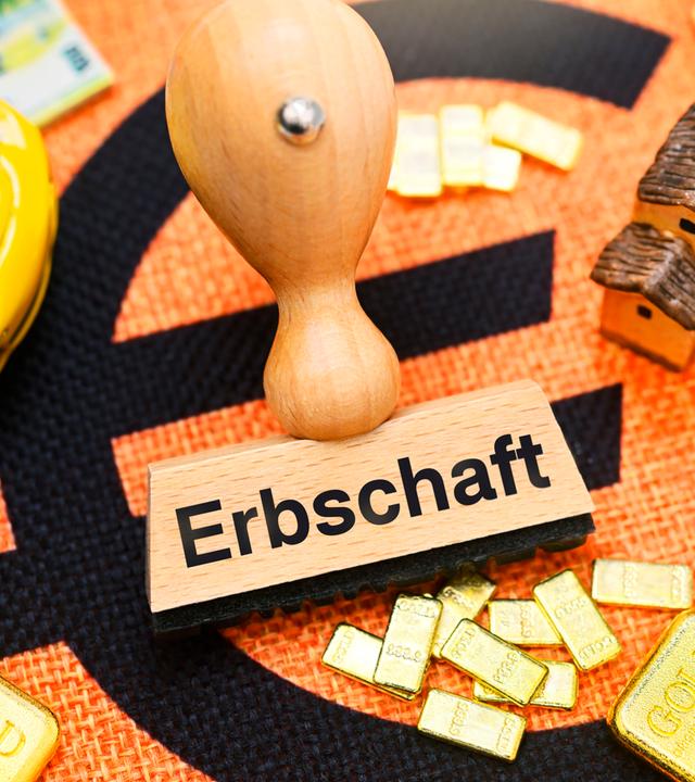 Stempel mit "Erbschaft" als Aufdruck auf Eurozeichen