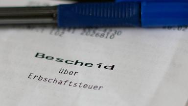 Ein Bescheid über die Erbschaftssteuer liegt am 04.05.2015 in Huglfing (Bayern), auf einem Schreibtisch.