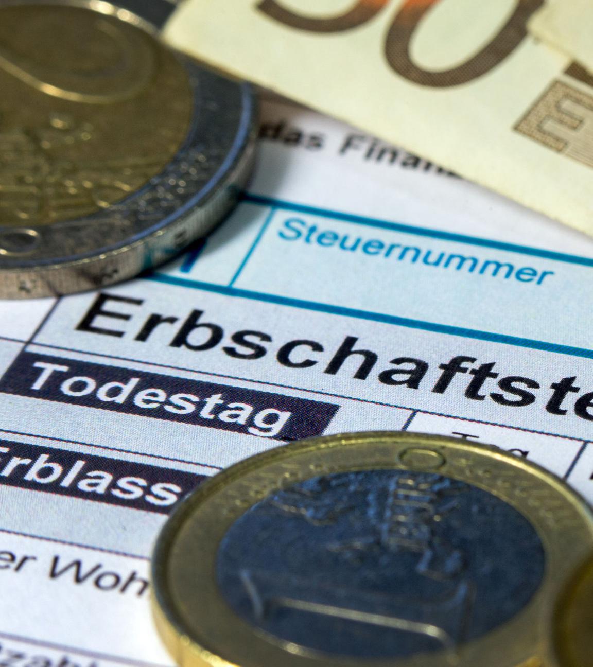 Formulare für die Erbschaftssteuererklärung des Finanzamtes. (Archiv)