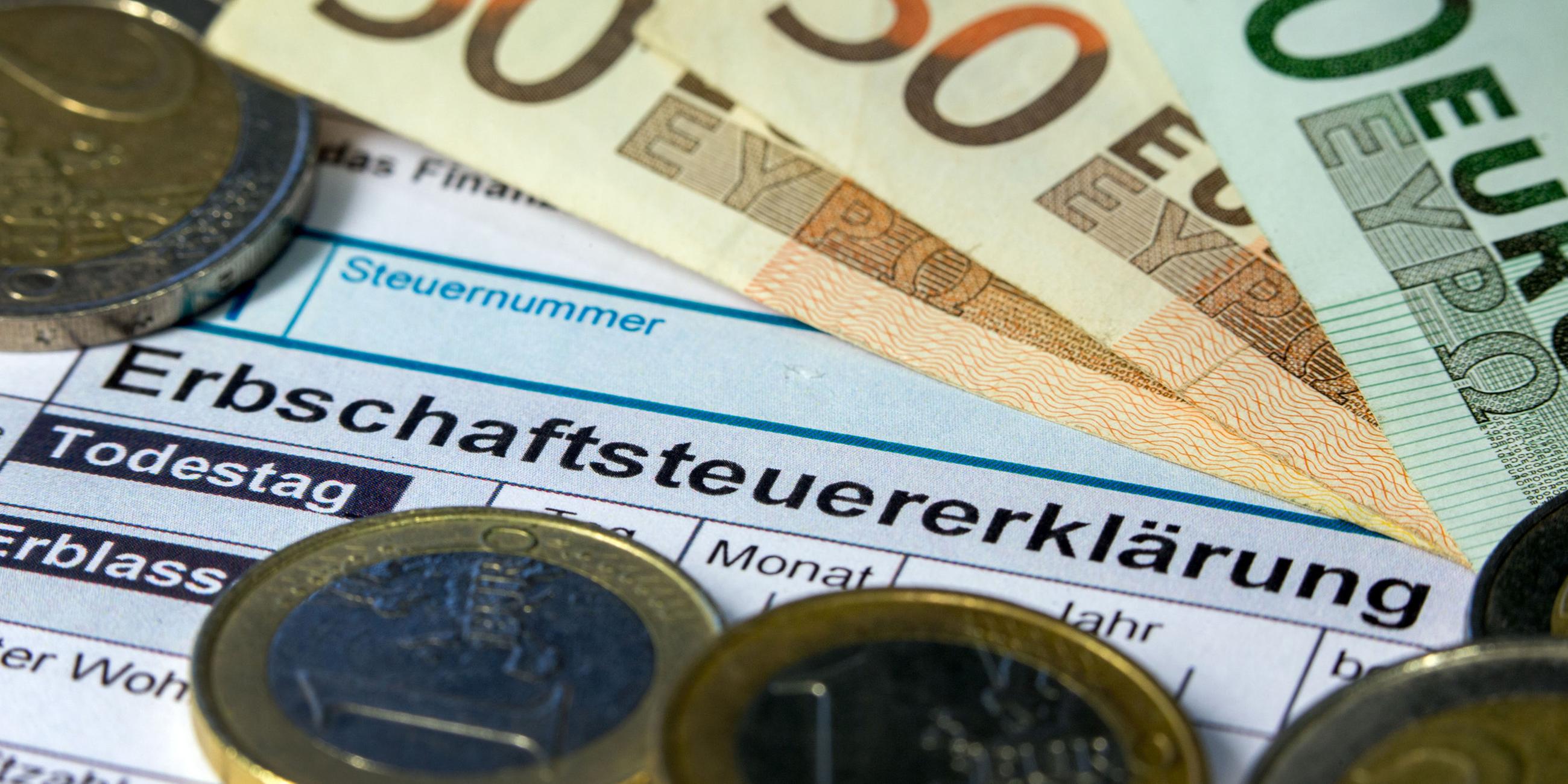 Formulare für die Erbschaftssteuererklärung des Finanzamtes. (Archiv)