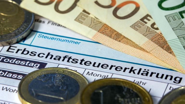 Formulare für die Erbschaftssteuererklärung des Finanzamtes. (Archiv)