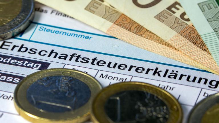 Formulare für die Erbschaftssteuererklärung des Finanzamtes.