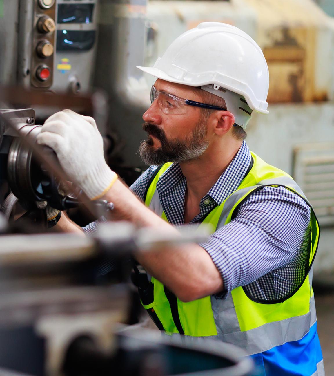 Arbeiter bedient Drehmaschine