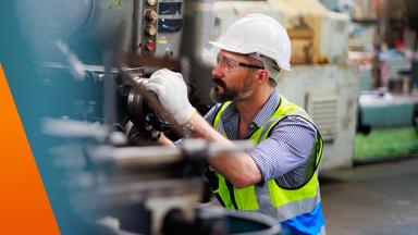 Arbeiter bedient Drehmaschine