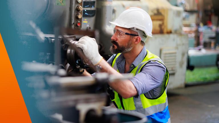 Arbeiter bedient Drehmaschine