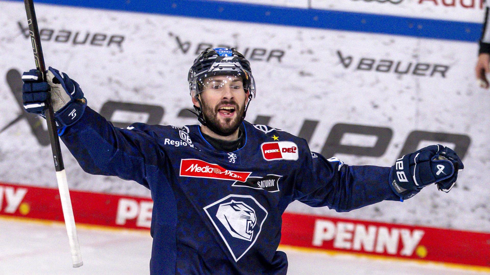 Torschütze Daniel Pietta (ERC Ingolstadt) jubelt nach seinem Tor zum 3:0.