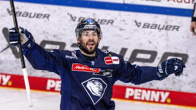 Torschütze Daniel Pietta (ERC Ingolstadt) jubelt nach seinem Tor zum 3:0.