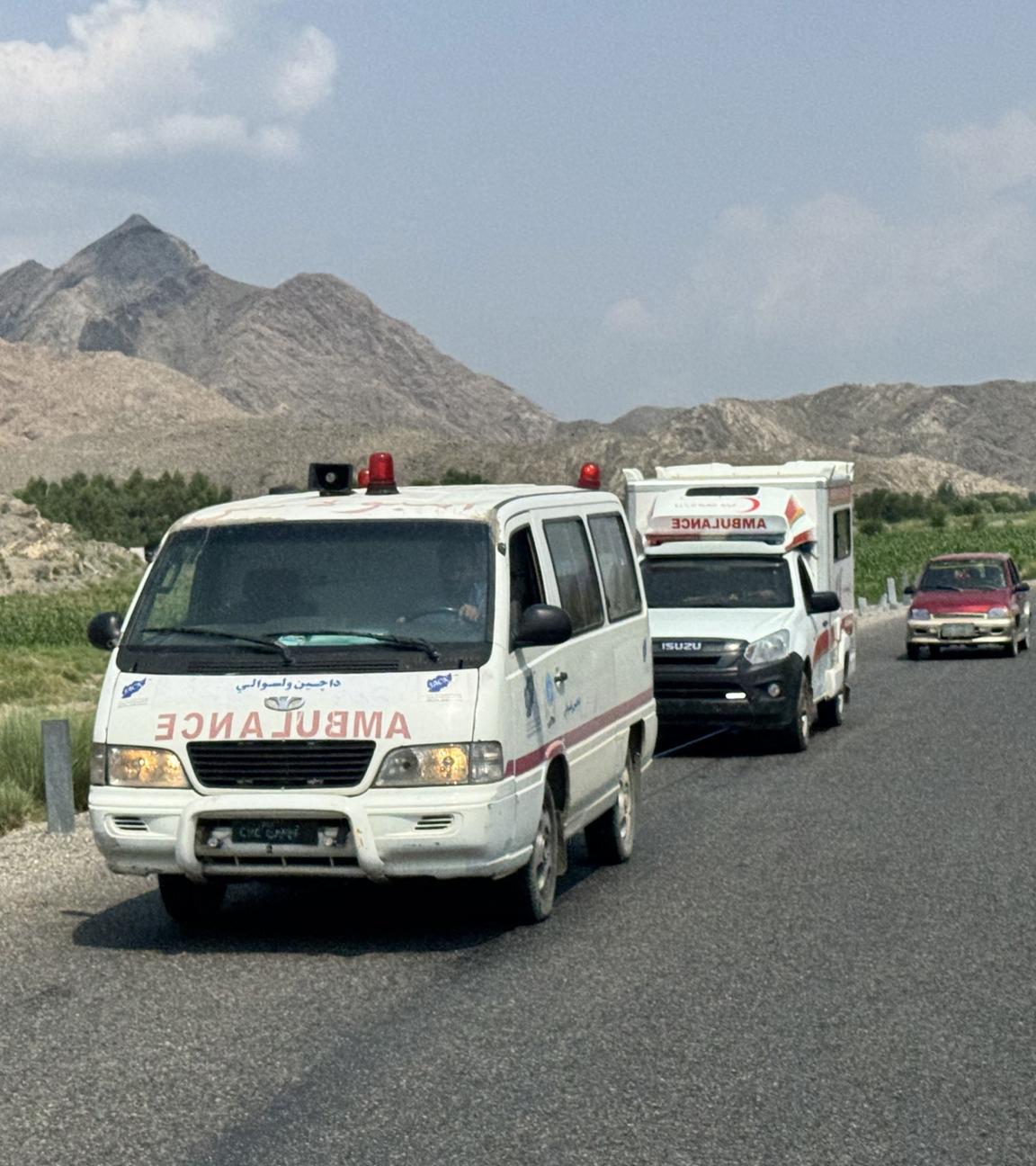 Krankenwagen transportieren Verletzte aus Kunar nach Jalalabad, der Provinzhauptstadt von Nangarhar in Afghanistan, am 1. September 2025.