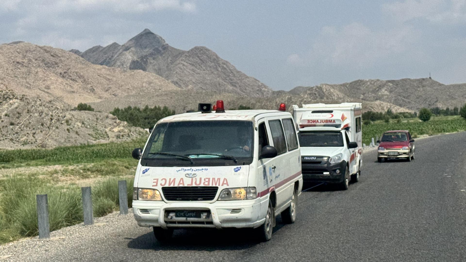 Krankenwagen transportieren Verletzte aus Kunar nach Jalalabad, der Provinzhauptstadt von Nangarhar in Afghanistan, am 1. September 2025.