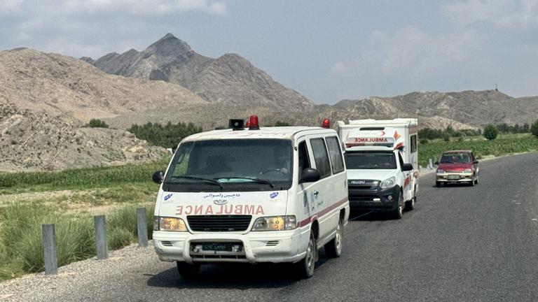 Krankenwagen transportieren Verletzte aus Kunar nach Jalalabad, der Provinzhauptstadt von Nangarhar in Afghanistan, am 1. September 2025.