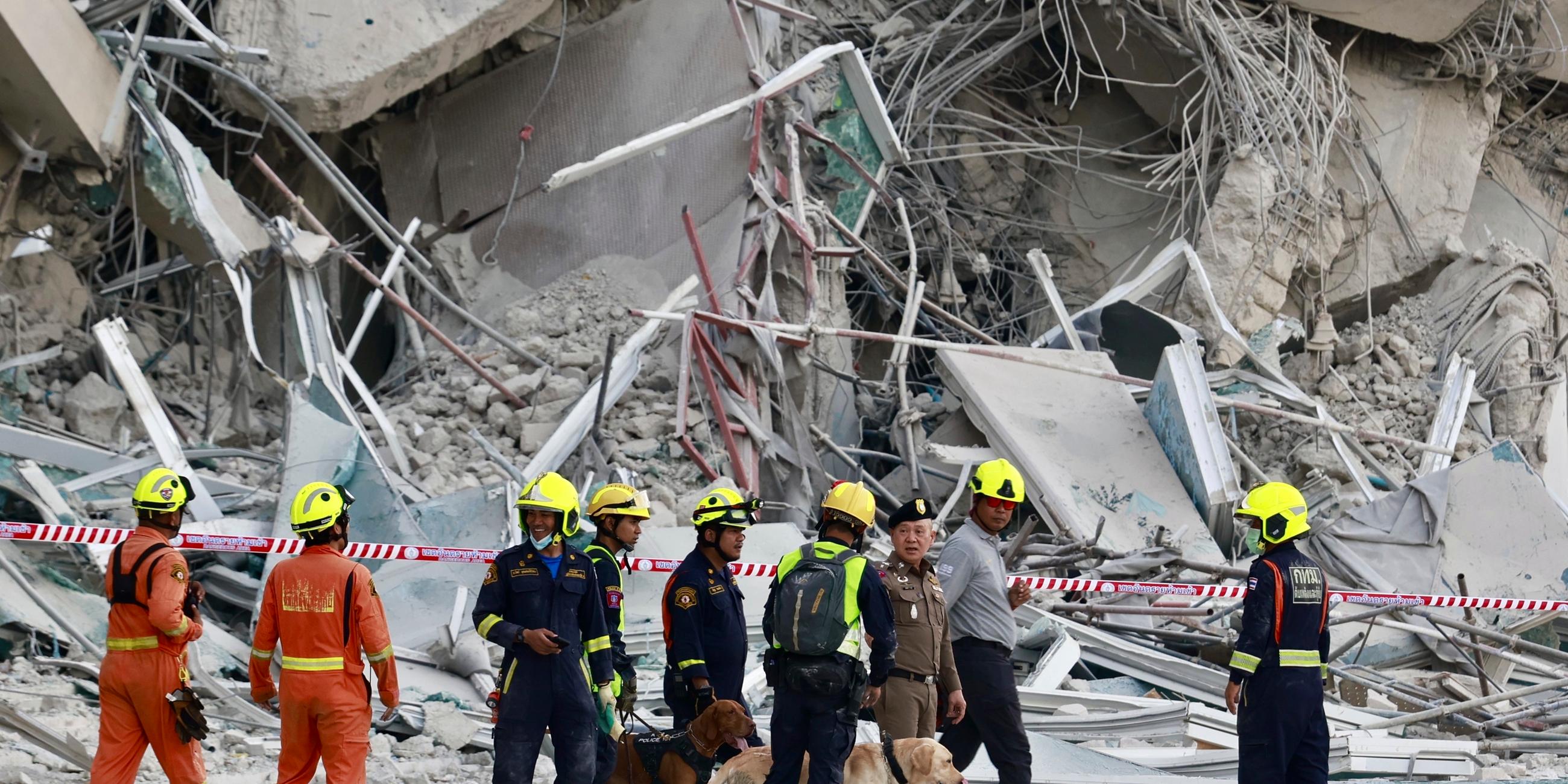 Rettungskräfte arbeiten an der Baustelle eines Hochhauses, das nach einem Erdbeben der Stärke 7,7 in Bangkok eingestürzt. 
