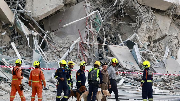 Rettungskräfte arbeiten an der Baustelle eines Hochhauses, das nach einem Erdbeben der Stärke 7,7 in Bangkok eingestürzt. 