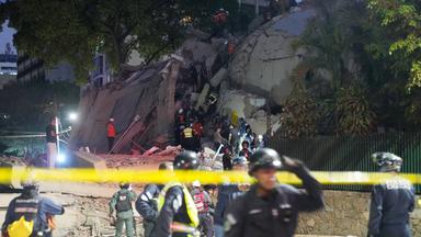 Archiv: Rettungskräfte suchen nach Überlebenden in einem eingestürzten Gebäude nach einem Erdbeben.