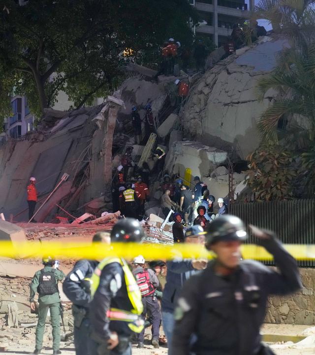 Archiv: Rettungskräfte suchen nach Überlebenden in einem eingestürzten Gebäude nach einem Erdbeben.