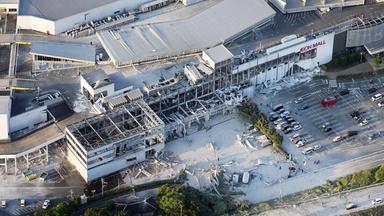 Teilweise zerstörtes Einkaufszentrum in der japanischen Präfektur Kumamoto nach einem Erdbeben.