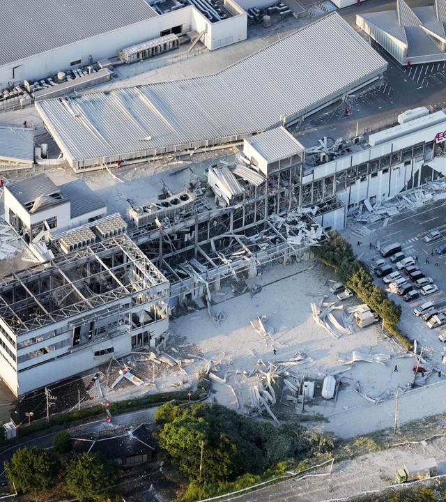 Teilweise zerstörtes Einkaufszentrum in der japanischen Präfektur Kumamoto nach einem Erdbeben.