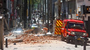Mitglieder eines städtischen Rettungsteams arbeiten nach einem Erdbeben in Manizales, Departement Caldas, Kolumbien