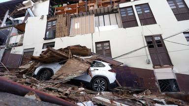 Ein durch ein starkes Erdbeben in Manizales, Kolumbien, beschädigtes Fahrzeug