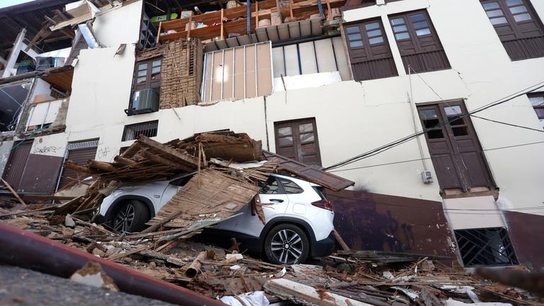 Ein durch ein starkes Erdbeben in Manizales, Kolumbien, beschädigtes Fahrzeug