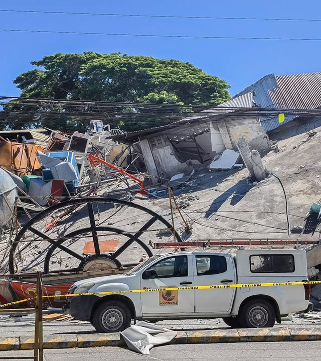 Beschädigte Gebäude nach einem Erdbeben der Stärke 7,8 in General Santos City