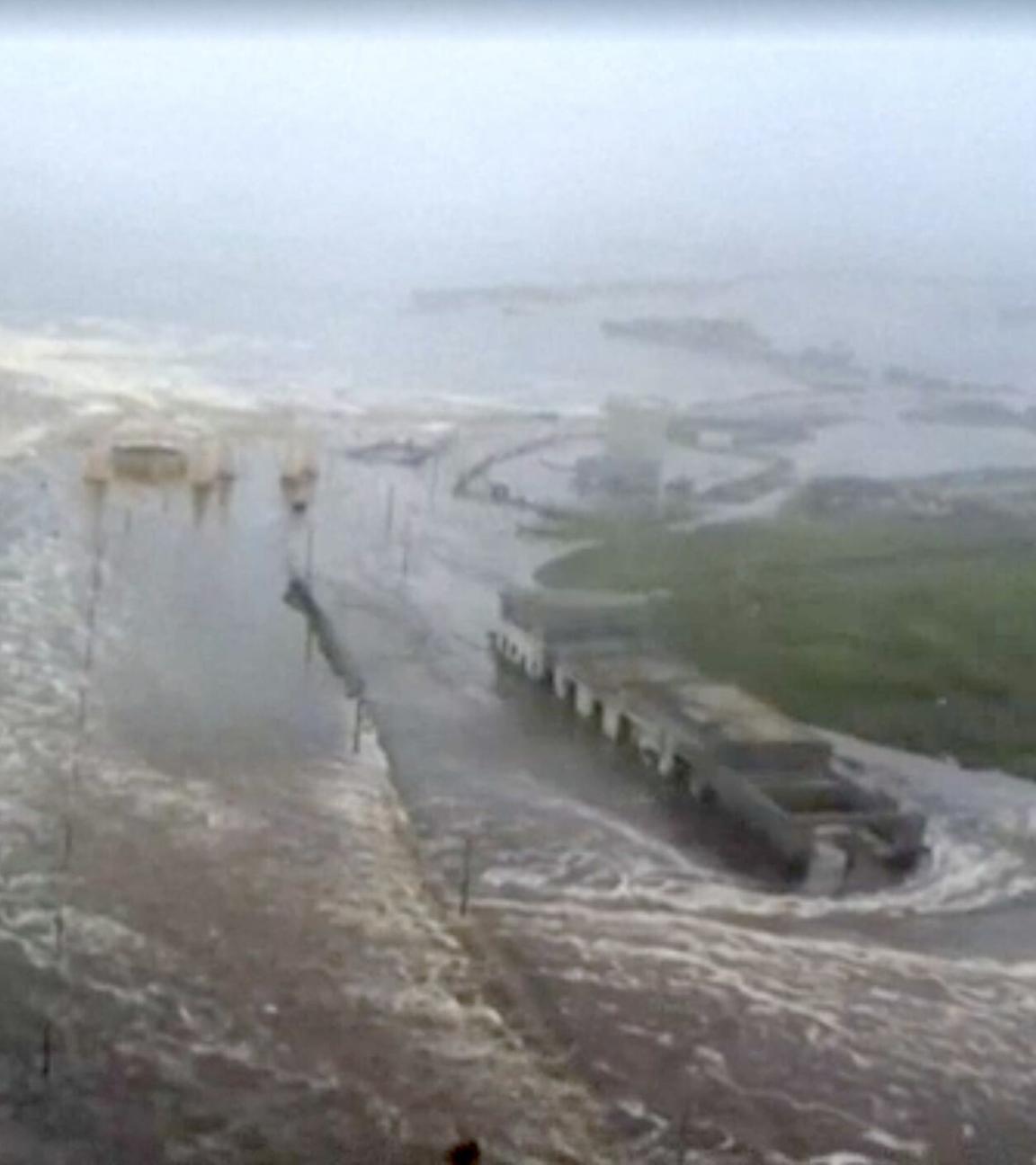 Tsunamiwellen überfluten eine Küstenstadt auf der Insel Kamtschatka nach einem Erdbeben.