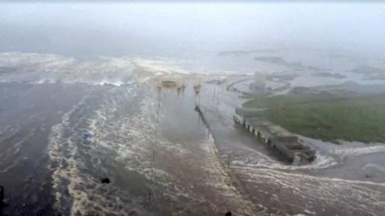 Tsunamiwellen überfluten eine Küstenstadt auf der Insel Kamtschatka nach einem Erdbeben.