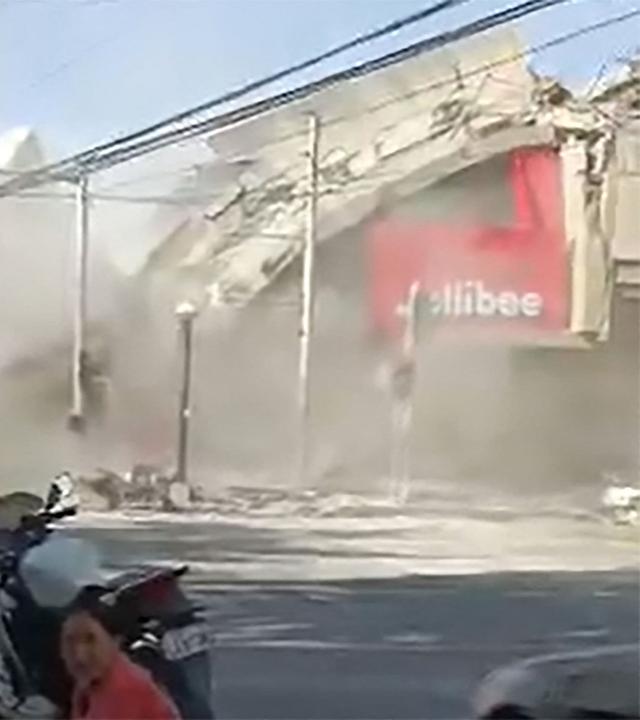 Philippinen: Hier ist ein Fast Food Restaurant zu sehen, dass wegen des starken Erdbebens einstürzt.