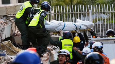 Rettungskräfte tragen eine aus den Trümmern eines eingestürzten Gebäudes in Caracas, Venezuela, geborgene Leiche weg.
