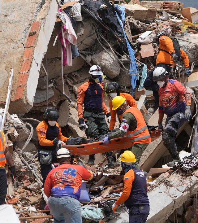 Rettungskräfte tragen am Dienstag, dem 30. Juni 2026, den Leichnam eines Erdbebenopfers in La Guaira, Venezuela.