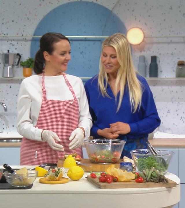 Erdbeer-Spargelsalat im Parmesankörbchen