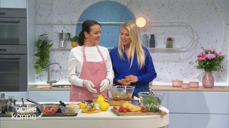 Erdbeer-Spargelsalat im Parmesankörbchen