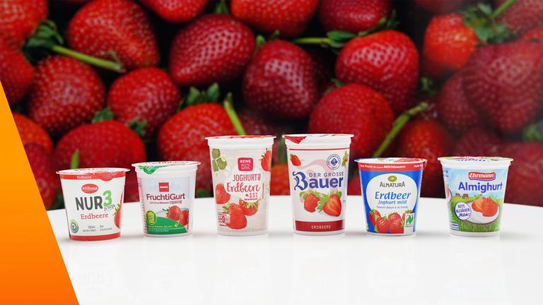 Sechs Erbeerjoghurts aus dem Supermarkt im Plasikbecher