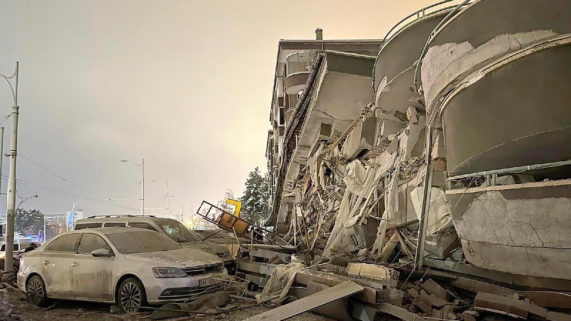 Eingestürztes Gebäude in Diyarbakir, Türkei