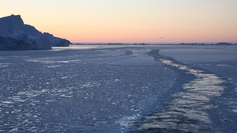 Ein Eisbrecher hat sich den Weg durch den teils zugefrorenen Ilulissat-Eisfjord bei Grönland gebahnt. 