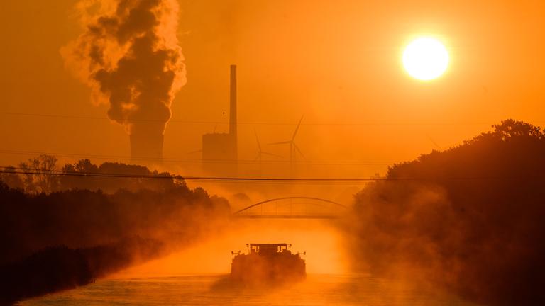 Kraftwerk Mehrum und der MIttellandkanal bei Sehnde bei Sonnenaufgang
