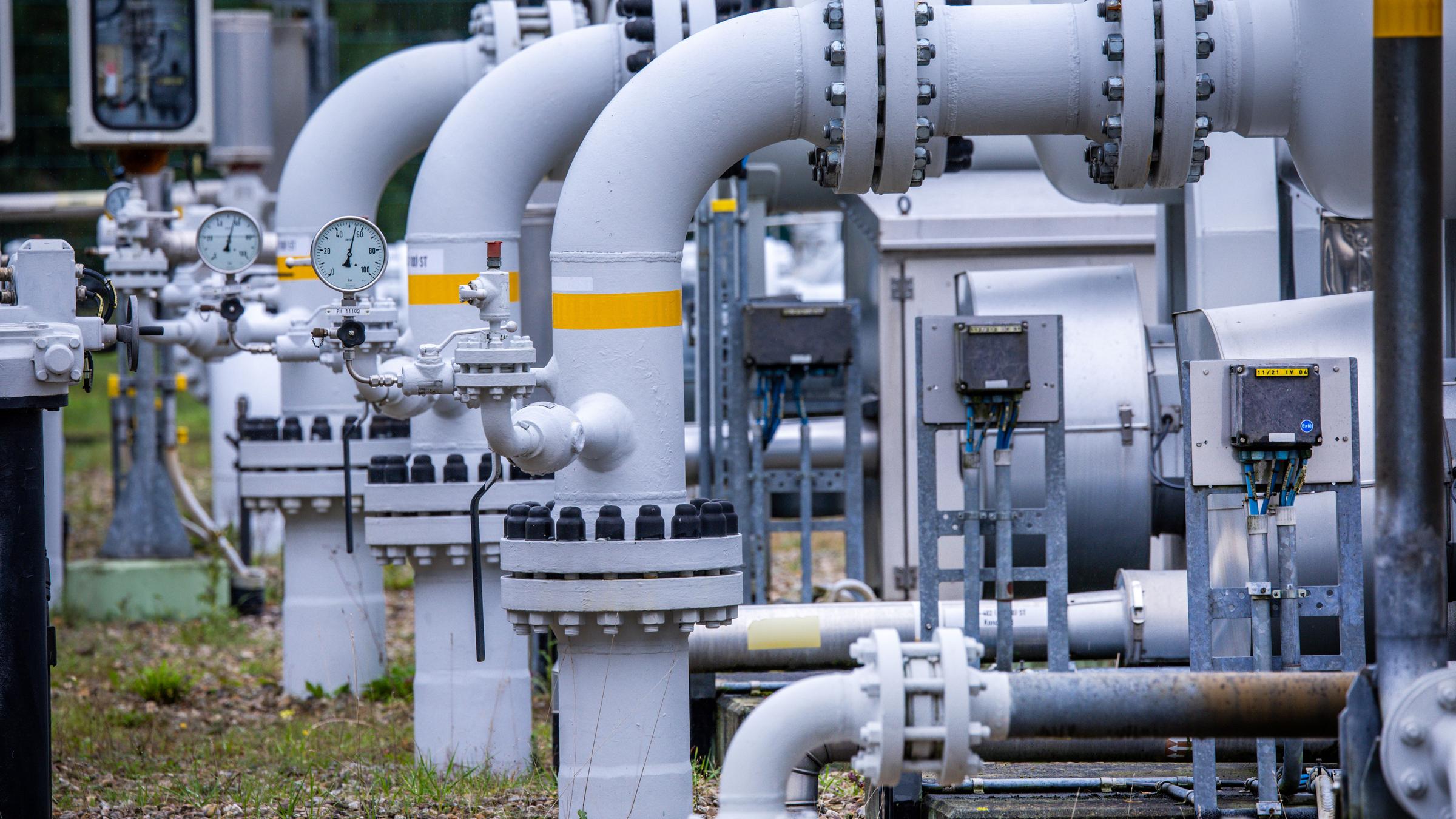 Symbolbild: Rohrsystem am Gasspeicher in Kraak