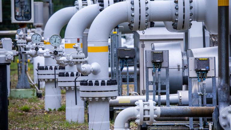 Symbolbild: Rohrsystem am Gasspeicher in Kraak