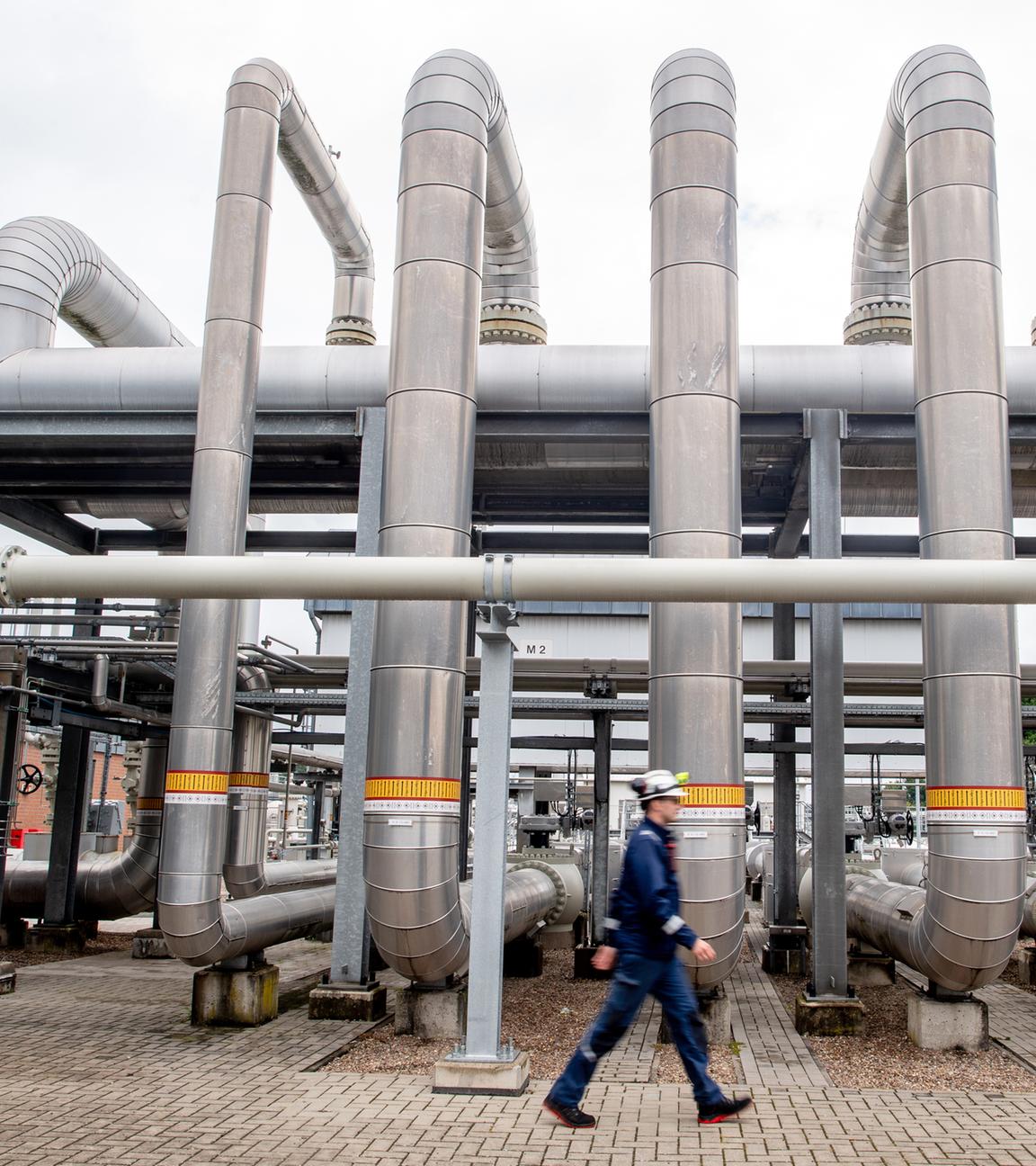 Zahlreiche Rohre verlaufen an einer technischen Anlage zur Verdichtung von Erdgas auf dem Gelände des Erdgasspeichers Rehden der SEFE Storage GmbH am 07.07.2025.
