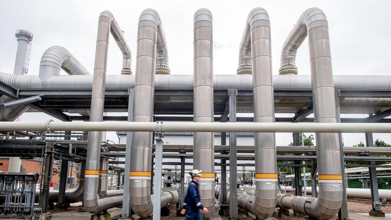 Zahlreiche Rohre verlaufen an einer technischen Anlage zur Verdichtung von Erdgas auf dem Gelände des Erdgasspeichers Rehden der SEFE Storage GmbH am 07.07.2025.