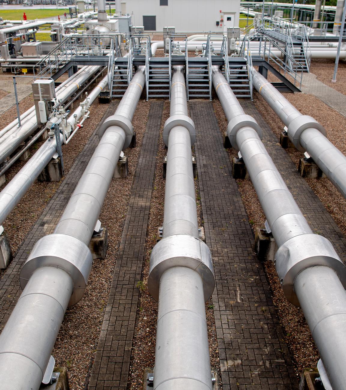 Zahlreiche Rohre verlaufen an einer technischen Anlage zur Verdichtung von Erdgas auf dem Gelände des Erdgasspeichers Rehden der SEFE Storage GmbH.