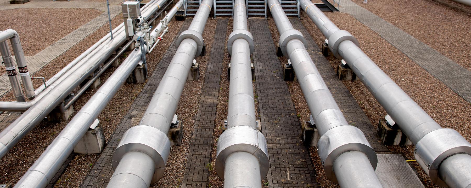 Zahlreiche Rohre verlaufen an einer technischen Anlage zur Verdichtung von Erdgas auf dem Gelände des Erdgasspeichers Rehden der SEFE Storage GmbH.