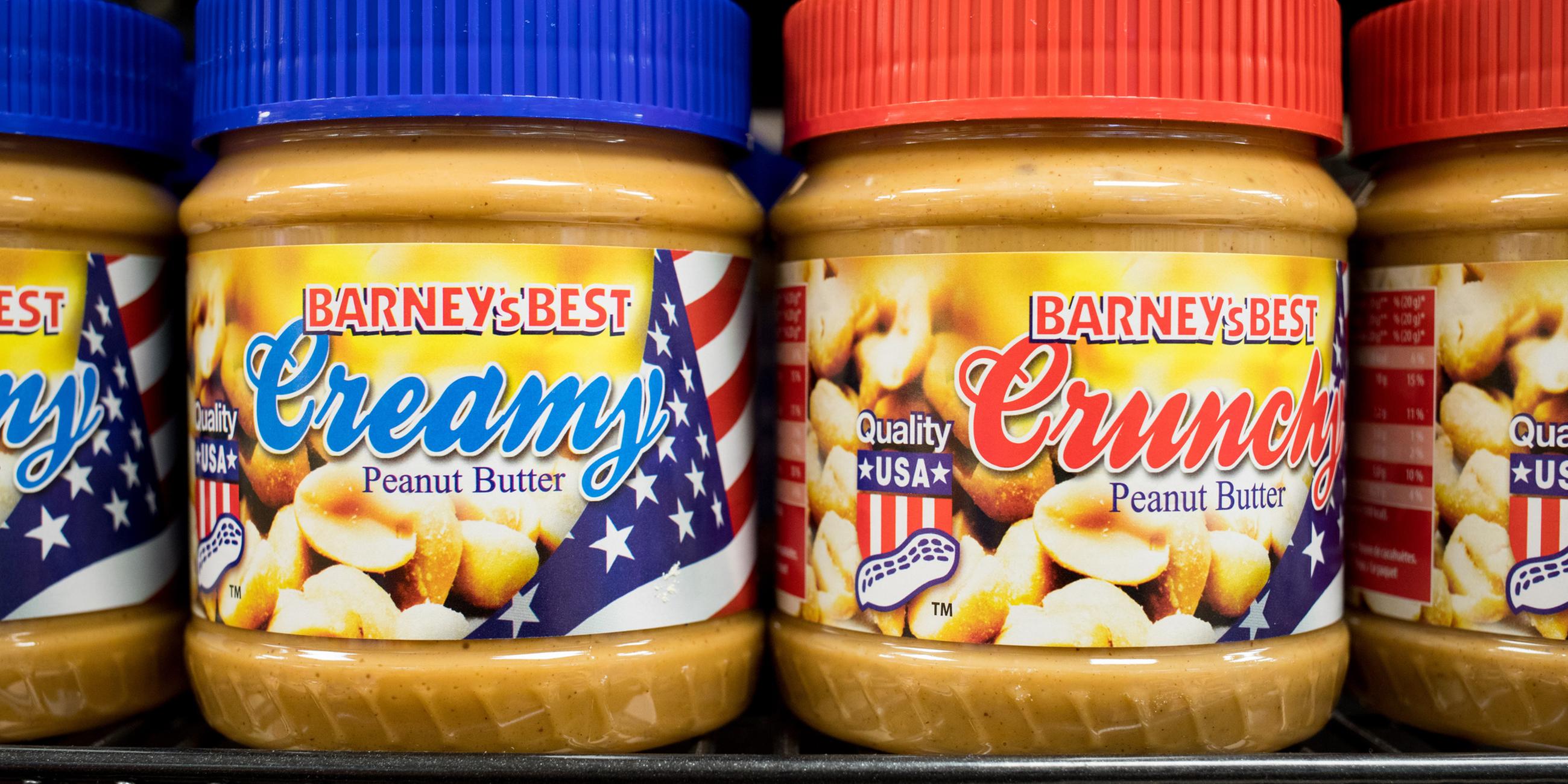  Erdnussbutter aus den USA steht im Regal eines Supermarktes.