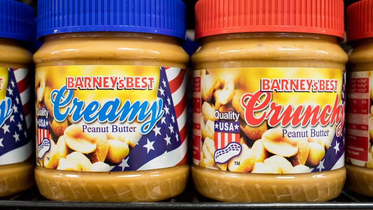  Erdnussbutter aus den USA steht im Regal eines Supermarktes.