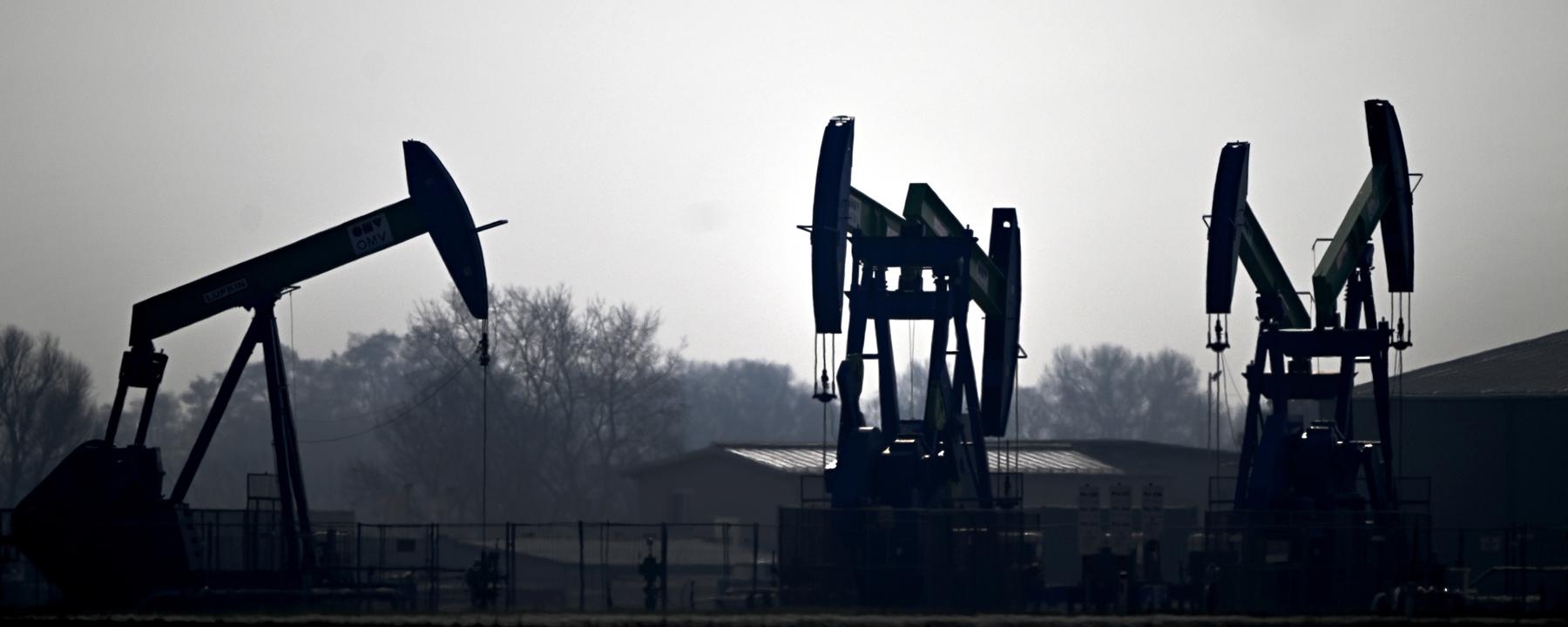 Österreich, Gänserndorf: Erdölpumpen zur Förderung von Erdöl, aufgenommenin Niederösterreich.