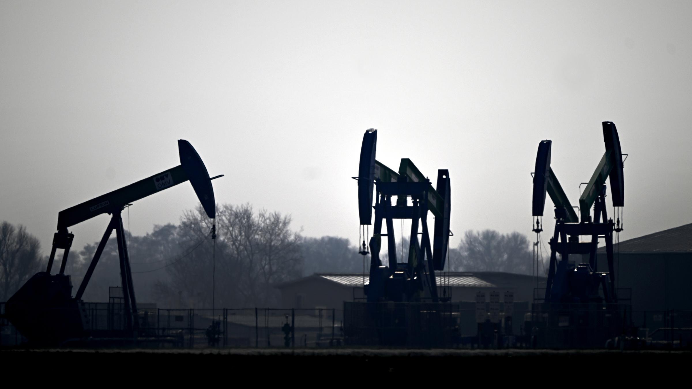 Österreich, Gänserndorf: Erdölpumpen zur Förderung von Erdöl, aufgenommenin Niederösterreich.