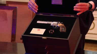 Ein Revolver samt Munition als Geschenk.