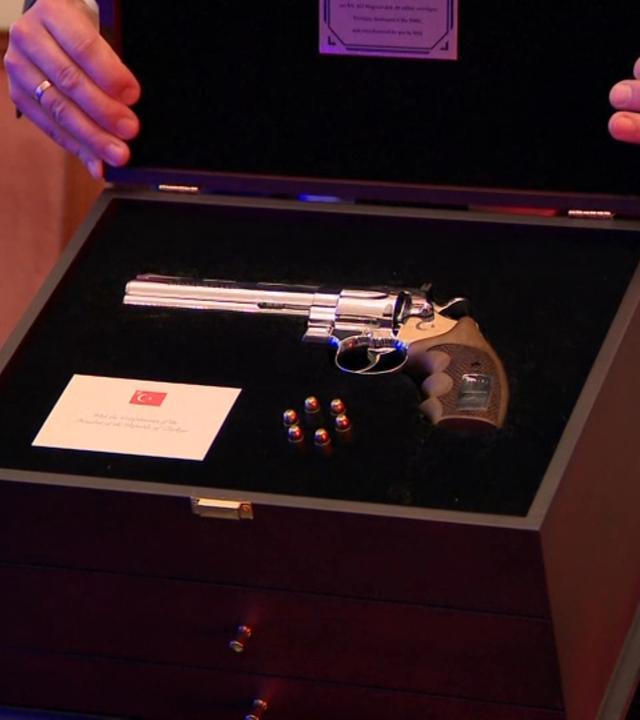 Ein Revolver samt Munition als Geschenk.